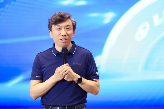 玲瓏輪胎副總裁于航結(jié)合會(huì)議主題介紹了他們即將實(shí)施的“四全三新”規(guī)劃。為幫助經(jīng)銷商在市場(chǎng)上取得突破，玲瓏輪胎將從產(chǎn)品、渠道、價(jià)值、品牌四個(gè)方面全面布局，注入新的銷售動(dòng)力，不斷更新產(chǎn)品、渠道和能力，以企業(yè)實(shí)力推動(dòng)銷售力的提升，進(jìn)而提升企業(yè)整體實(shí)力，形成強(qiáng)大的廠商聯(lián)動(dòng)服務(wù)市場(chǎng)的模式。