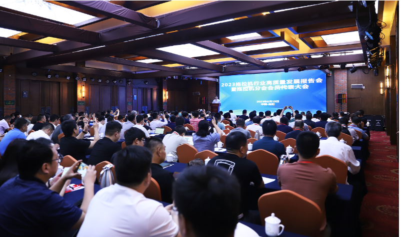 2023拖拉機(jī)行業(yè)高質(zhì)量發(fā)展報(bào)告會(huì)暨拖拉機(jī)分會(huì)會(huì)員代表大會(huì)在洛陽(yáng)召開(kāi)。本次會(huì)議由中國(guó)農(nóng)業(yè)機(jī)械工業(yè)協(xié)會(huì)主辦，吸引了200多位來(lái)自中國(guó)拖拉機(jī)行業(yè)的骨干企業(yè)、農(nóng)機(jī)及零部件企業(yè)代表參會(huì)。作為中國(guó)農(nóng)業(yè)胎領(lǐng)域的領(lǐng)先企業(yè)，玲瓏輪胎應(yīng)邀參與了此次盛會(huì)。