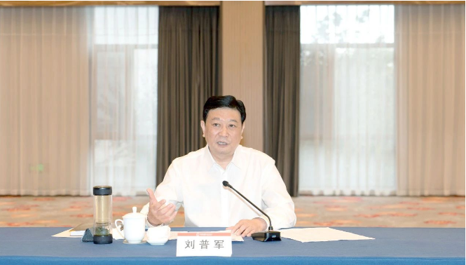 會議期間，中國涂料工業(yè)協(xié)會會長劉普軍在致辭中強調(diào)了標準化工作委員會和政策法規(guī)工作委員會對涂料行業(yè)發(fā)展的積極作用。劉普軍指出，團體標準的發(fā)展為構(gòu)建綠色制造標準體系、規(guī)范國內(nèi)涂料產(chǎn)品市場、推動行業(yè)綠色低碳高質(zhì)量發(fā)展作出了重要貢獻。同時，政策法規(guī)工作委員會在參與國家層面政策法規(guī)制定、掌握國際最新政策動態(tài)等方面也起到了積極作用，并為國家正確決策提供了重要依據(jù)。