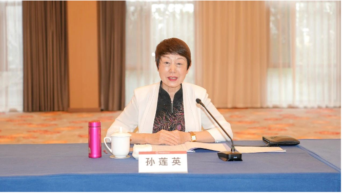 會議總結(jié)中，中國涂料工業(yè)協(xié)會名譽會長孫蓮英指出，2022年兩個委員會的工作成果突出，各位委員為行業(yè)做出了值得表揚的努力。然而，面對前所未有的壓力，行業(yè)面臨更加艱巨的任務(wù)。孫蓮英鼓勵委員們繼續(xù)努力，專注于眼前的工作，并強調(diào)重要工作的堅持和目標，以實現(xiàn)黨的二十大提出的高質(zhì)量發(fā)展和人民美好生活的愿景。