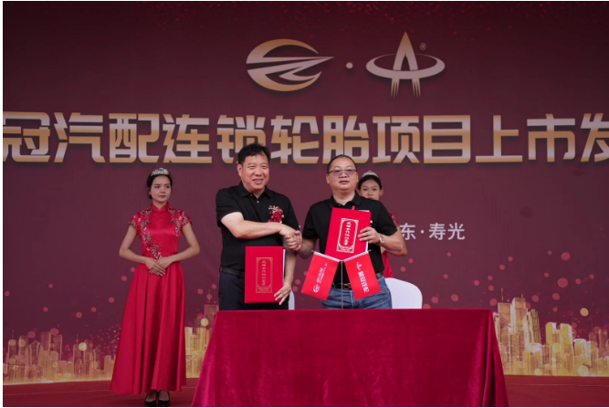 郭耐明和張國秋作為企業(yè)代表共同簽署了戰(zhàn)略合作協(xié)議書。