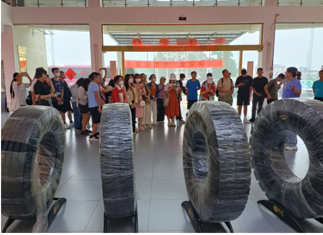 廣西新桂輪橡膠有限公司迎來了一批國際友人，他們來自越南、印度尼西亞和新加坡等國家，專程參觀該公司的生產(chǎn)車間。這些國際友人對新桂輪公司的產(chǎn)品在國內(nèi)外市場的廣泛應(yīng)用以及良好的口碑給予了高度認(rèn)可，并對該公司的實(shí)力和產(chǎn)品表示濃厚興趣。
