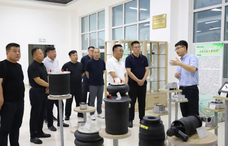 隨后，葉永興一行參觀了美晨工業(yè)集團(tuán)的黨群文化長廊、產(chǎn)品展廳、生產(chǎn)現(xiàn)場和研發(fā)中心。他們對公司取得的成就和發(fā)展給予了高度認(rèn)可，并對美晨工業(yè)集團(tuán)的發(fā)展前景表示了期待。