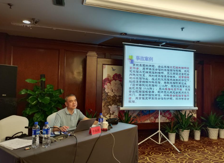 市應(yīng)急管理局李振湖二級(jí)調(diào)研員作了題為《吸取事故教訓(xùn)，做好安全防范工作》的專(zhuān)題授課。他從近年來(lái)全國(guó)發(fā)生的典型安全事故案例入手，生動(dòng)地講解了企業(yè)如何落實(shí)安全責(zé)任，并重點(diǎn)解讀了今年市應(yīng)急管理局的幾項(xiàng)安全行動(dòng)。參訓(xùn)人員通過(guò)他的講解，進(jìn)一步了解到安全生產(chǎn)的重要性和嚴(yán)峻性，切實(shí)承擔(dān)起責(zé)任，做好“防風(fēng)險(xiǎn)、保安全、迎亞運(yùn)”等各項(xiàng)工作。