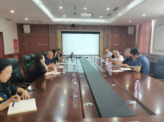 朝陽(yáng)市高新技術(shù)開(kāi)發(fā)區(qū)管委會(huì)副主任柳云率領(lǐng)相關(guān)領(lǐng)導(dǎo)一行考察了朝陽(yáng)黑貓公司。