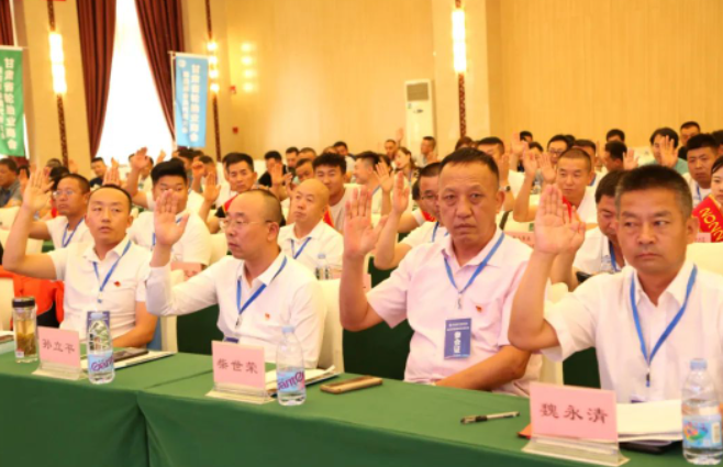 現(xiàn)場(chǎng)全體會(huì)員對(duì)于冉平同志所做第三屆工作報(bào)告、魏永清同志所做章程修改說(shuō)明、龔大亮同志所做第三屆財(cái)務(wù)審計(jì)決算報(bào)告、蘇青凌同志所做的商會(huì)財(cái)務(wù)管理和會(huì)費(fèi)繳納辦法，全票通過(guò)。