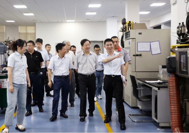 在考察中，陳主席一行參觀了建新的試驗(yàn)中心，仔細(xì)觀摩了密封條開關(guān)門疲勞玻璃升降試驗(yàn)、金屬表面防腐蝕交變?cè)囼?yàn)、減振件的疲勞耐久試驗(yàn)、NVH試驗(yàn)等各種試驗(yàn)設(shè)備。他詳細(xì)了解了試驗(yàn)設(shè)備的要求和研發(fā)試驗(yàn)驗(yàn)證的情況。據(jù)了解，建新試驗(yàn)中心通過了CNAS試驗(yàn)室認(rèn)可，具備對(duì)產(chǎn)品的檢測、鑒定、驗(yàn)證能力，為企業(yè)的產(chǎn)品研發(fā)、生產(chǎn)制造和品質(zhì)性能提供了強(qiáng)有力的保障。