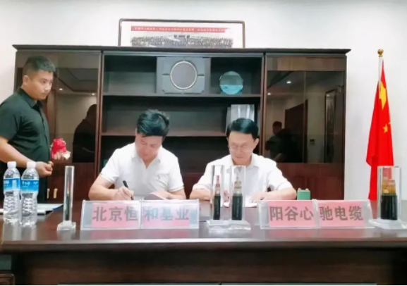 山東陽(yáng)谷萬(wàn)里行電纜有限公司迎來(lái)了一支重要的訪客團(tuán)隊(duì)。來(lái)自北京的恒和基業(yè)建設(shè)發(fā)展有限公司董事長(zhǎng)馬國(guó)東率領(lǐng)團(tuán)隊(duì)蒞臨該公司進(jìn)行了實(shí)地考察，并簽署了一項(xiàng)戰(zhàn)略合作協(xié)議。陽(yáng)谷萬(wàn)里行電纜有限公司董事長(zhǎng)徐振起以及公司高層對(duì)恒和基業(yè)的到訪表示了熱烈的歡迎。雙方領(lǐng)導(dǎo)隨后就各自公司的現(xiàn)狀和未來(lái)發(fā)展趨勢(shì)進(jìn)行了詳細(xì)介紹。