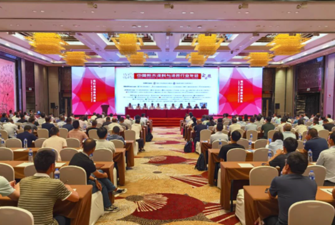 廣東佛山勝利舉辦了2021/2022中國粉末涂料與涂裝行業(yè)年會。本次年會吸引了來自全國各地的500余名代表參會。在這個重要的行業(yè)盛會上，涂料與涂裝領(lǐng)域的專家學(xué)者、企業(yè)代表齊聚一堂，共同探討行業(yè)發(fā)展趨勢與創(chuàng)新方向。