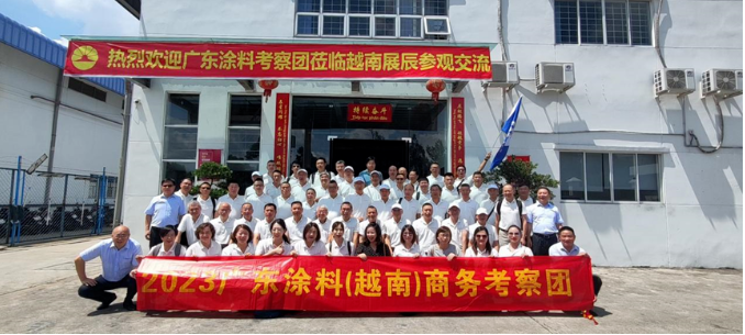 下午，考察團(tuán)抵達(dá)越南展辰，受到了展辰董事長陳冰、越南展辰總經(jīng)理李旭汕和越南展辰常務(wù)副總經(jīng)理王波的熱情歡迎。陳冰代表協(xié)會和展辰新材簡要介紹了越南展辰的情況。越南展辰是展辰新材在海外投資的第一個工廠，主要生產(chǎn)油性涂料和UV涂料，廣泛應(yīng)用于套房家具和櫥柜領(lǐng)域。據(jù)介紹，越南展辰已成為展辰國際化的重要窗口，近年來營業(yè)額逐年增長，2022年銷售規(guī)模已超過2億，員工人數(shù)超過150人，其中中籍員工50余人，越籍員工100余人。