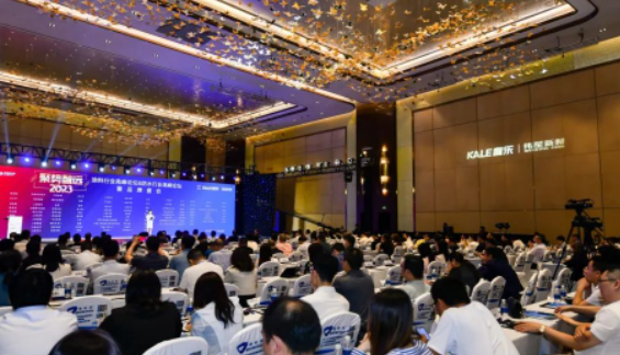 "2023年度涂料行業(yè)高峰論壇&防水行業(yè)高峰論壇暨品牌盛會(huì)"在上海舉行，來自全國各地的涂料和防水企業(yè)、渠道經(jīng)銷商、下游用戶企業(yè)以及國家和地方相關(guān)協(xié)會(huì)領(lǐng)導(dǎo)齊聚一堂。本次論壇以"聚勢 智遠(yuǎn)"為主題，旨在共同探討涂料和防水行業(yè)的發(fā)展現(xiàn)狀，并探索品牌建設(shè)的核心力量。