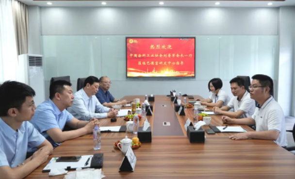 隨后的交流環(huán)節(jié)中，劉普軍會長、劉杰秘書長、彩之虹董事長顧天兵與巴德富集團(tuán)的領(lǐng)導(dǎo)展開了深入的溝通和互動，共同探討了行業(yè)如何實(shí)現(xiàn)高質(zhì)量發(fā)展等話題。劉普軍會長表示，他將帶領(lǐng)中國涂料工業(yè)協(xié)會新一屆的領(lǐng)導(dǎo)班子繼續(xù)發(fā)揮協(xié)會的橋梁作用，為行業(yè)和企業(yè)的長足發(fā)展提供支持，助力中國涂料行業(yè)實(shí)現(xiàn)健康轉(zhuǎn)型，推動行業(yè)朝著高質(zhì)量可持續(xù)發(fā)展的目標(biāo)邁進(jìn)。