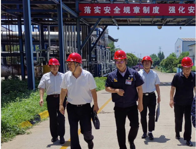 河北省總勞動(dòng)和經(jīng)濟(jì)工作部二級(jí)調(diào)研員郝建良與勞動(dòng)和經(jīng)濟(jì)工作部副部長(zhǎng)董亮日前前往河北邯鄲市黑貓?zhí)亢谟邢薰荆瑢?duì)該公司舉辦的“防風(fēng)險(xiǎn)、查隱患、保安全”安全生產(chǎn)百日競(jìng)賽活動(dòng)進(jìn)行了調(diào)研。