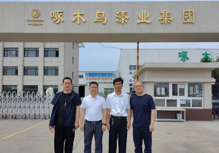 楊錄真董事長向來賓們簡要介紹了啄木鳥漆業(yè)集團的整體情況、發(fā)展歷程、技術研發(fā)、市場布局以及產品應用和工程領域等方面。他表示，啄木鳥漆業(yè)自成立以來，憑借企業(yè)的科技研發(fā)實力和生產能力，一直致力于為市場提供優(yōu)質的產品和服務。