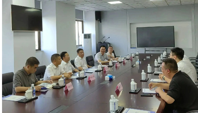 會上，李書記與董事長王建森進(jìn)行了交流，就進(jìn)一步加強(qiáng)企業(yè)的研發(fā)創(chuàng)新和提升產(chǎn)品技術(shù)含量等方面提出了寶貴的意見和建議。他強(qiáng)調(diào)中瑞橡膠作為優(yōu)質(zhì)企業(yè)應(yīng)該發(fā)揮示范引領(lǐng)作用，推動橡膠行業(yè)實(shí)現(xiàn)高質(zhì)量發(fā)展。