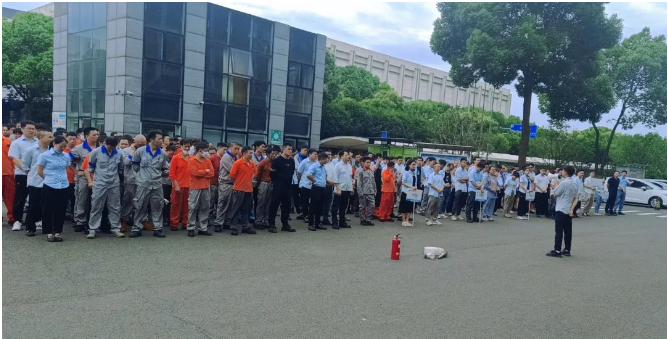 為了進一步提升全員的應急逃生能力和安全操作技能，提高企業(yè)的應急綜合水平，建新各單位結(jié)合實際生產(chǎn)情況，開展了各類形式的現(xiàn)場應急演練和消防技能比武。通過實戰(zhàn)演練，員工們學習了事故風險征兆、預防措施、應急措施和急救知識。