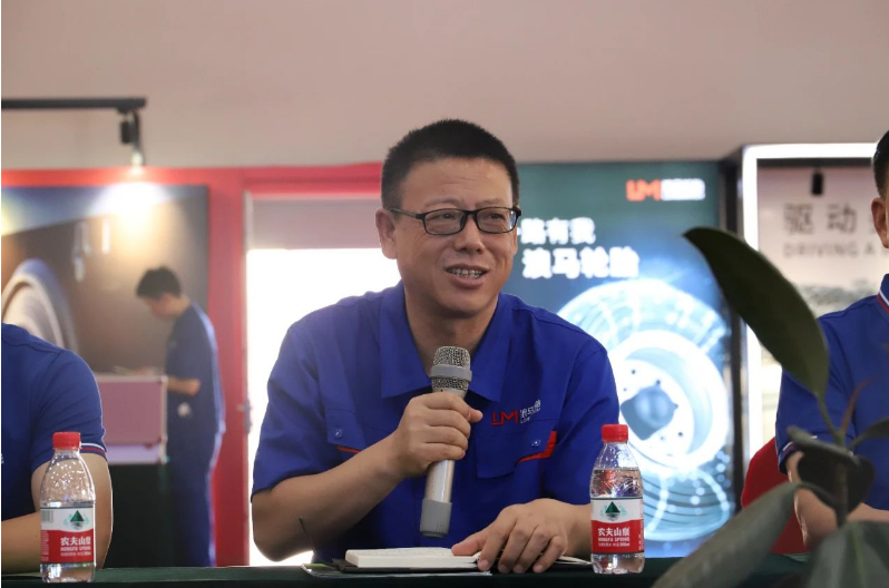 會(huì)議伊始，浪馬輪胎總經(jīng)理金永生熱烈歡迎前來參會(huì)的核心客戶，并衷心感謝他們多年來對(duì)途順輪胎的信任、支持和合作。金總強(qiáng)調(diào)，浪馬輪胎始終致力于做全鋼胎的發(fā)展戰(zhàn)略，秉持著做專、做精、做強(qiáng)、做久的理念。他強(qiáng)調(diào)了以市場(chǎng)和客戶為中心的重要性，將發(fā)現(xiàn)客戶需求和滿足客戶需求作為客戶服務(wù)工作的核心，希望繼續(xù)與合作伙伴攜手合作，準(zhǔn)確聚焦超細(xì)分市場(chǎng)，為客戶創(chuàng)造更大的價(jià)值。
