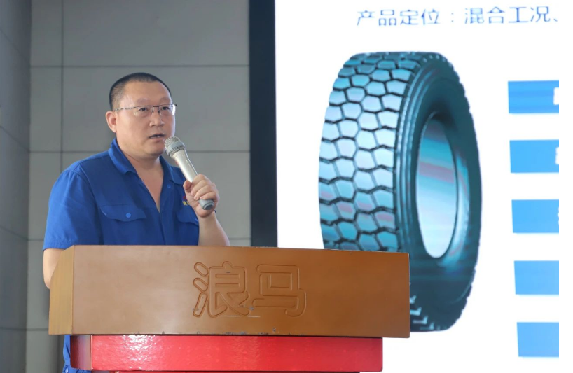 在會(huì)議中，技術(shù)部副部長(zhǎng)王曉光詳細(xì)介紹了浪馬輪胎公司的系列化輪胎和新產(chǎn)品研發(fā)設(shè)計(jì)工作。尤其重點(diǎn)介紹了公司在新能源領(lǐng)域的新產(chǎn)品。他強(qiáng)調(diào)，新產(chǎn)品將更專業(yè)、更貼近、更精準(zhǔn)，以在性能和質(zhì)量方面提供更高水準(zhǔn)的產(chǎn)品。