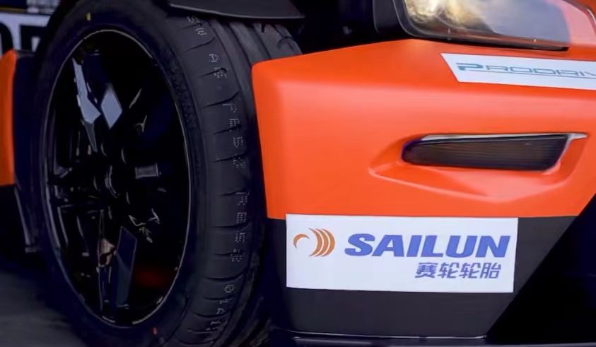 吉利銘泰集團全新賽事IP——MINTIMES GP銘泰大賽車旗下的KTM X-BOW CUP賽事如火如荼地開賽。作為官方指定輪胎，賽輪PD系列半熱熔輪胎為車手們的競速之旅提供了強大的動力，憑借超強的抓地力和極致的操控性，為現(xiàn)場觀眾奉獻了一場兼具速度與激情的視覺盛宴。