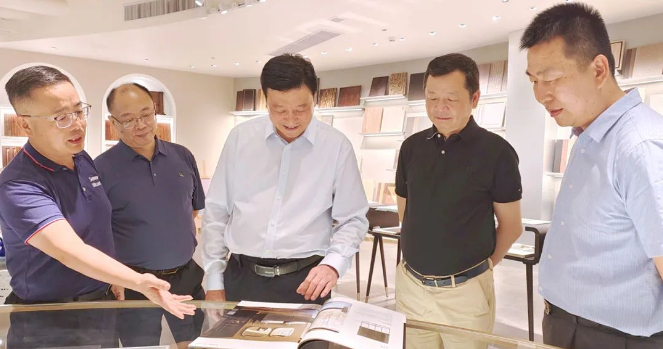 中國(guó)涂料工業(yè)協(xié)會(huì)會(huì)長(zhǎng)劉普軍率領(lǐng)代表團(tuán)于近日對(duì)宣偉-華潤(rùn)涂料研發(fā)中心進(jìn)行了考察訪問(wèn)。宣偉熱情接待了劉普軍會(huì)長(zhǎng)及其隨行人員，期間詳細(xì)介紹了宣偉-華潤(rùn)涂料的發(fā)展情況。