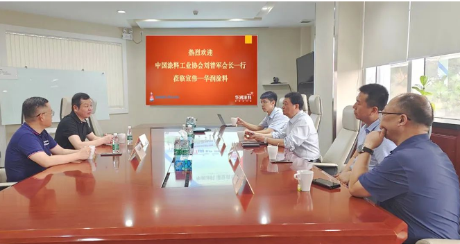 隨后的座談交流環(huán)節(jié)，與會(huì)代表就中國(guó)涂料行業(yè)實(shí)現(xiàn)高質(zhì)量發(fā)展的途徑進(jìn)行了充分討論。中國(guó)涂料工業(yè)協(xié)會(huì)秘書長(zhǎng)劉杰和彩之虹董事長(zhǎng)顧天兵也出席了此次考察活動(dòng)，共同探討行業(yè)未來(lái)的發(fā)展方向。