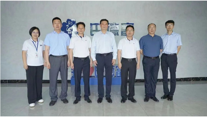 中國(guó)涂料工業(yè)協(xié)會(huì)會(huì)長(zhǎng)劉普軍一行到巴德富集團(tuán)調(diào)研
