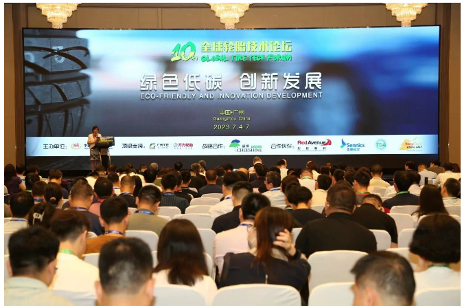 作為本次論壇的東道主，廣州工業(yè)投資控股集團有限公司總工程師、萬力輪胎股份有限公司董事長王松也發(fā)表了致辭。他宣布，萬力輪胎將參與制定和發(fā)布新能源汽車輪胎碳足跡核算產品標準，為行業(yè)進一步減碳降碳，推動可持續(xù)發(fā)展貢獻力量。
