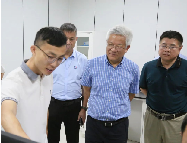 臨工重機副總經(jīng)理李連剛、王仁賓，總經(jīng)理助理盧立強，數(shù)字化研究院院長童偉，高機制造技術(shù)研究院院長劉志軍，礦機制造技術(shù)研究院院長蔣周偉，生產(chǎn)綜合部經(jīng)理劉月昌，金利集團董事長徐小龍，副總裁王玉寶，油缸制造部部長李夢龍共同參觀了賽輪集團。這次參觀為雙方進一步加強合作提供了重要的契機。