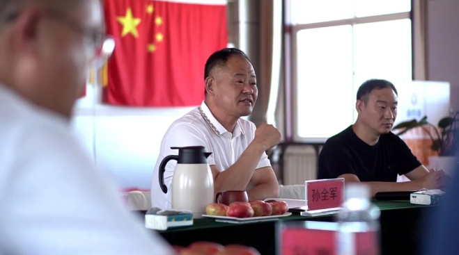 在會(huì)上，董事長孫全軍發(fā)表了重要講話。他指出，市場(chǎng)營銷工作是企業(yè)發(fā)展的關(guān)鍵，上半年銷售工作雖然取得了一定成績，但仍存在較大的提升空間。孫全軍強(qiáng)調(diào)，下半年各代理商應(yīng)以“咬定青山不放松”的精神狀態(tài)，努力實(shí)現(xiàn)在線纜銷售量的突破。