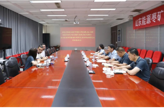 雙方進行了座談會，宋二華董事長向英國客人介紹了豐源輪胎公司的發(fā)展?fàn)顩r、生產(chǎn)經(jīng)營情況以及項目建設(shè)和質(zhì)量提升等方面的情況。Hamid Ali也向公司反饋了他們在銷售中所遇到的困難和問題。雙方就遠路輪胎的產(chǎn)能提升和銷售策略等問題進行了深入探討。