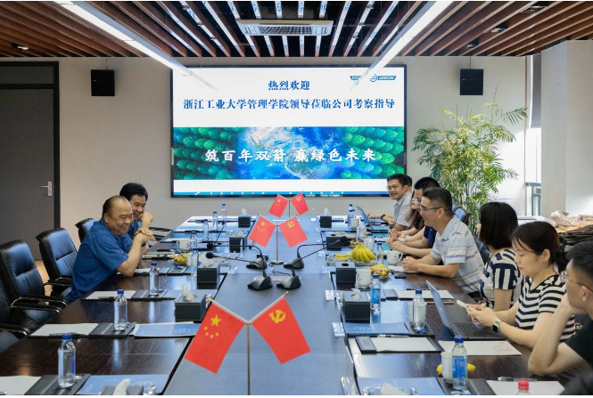 未來，雙箭股份表示將積極探索與高校之間的優(yōu)勢互補，推動校企合作的可持續(xù)發(fā)展。通過技術(shù)研討會和學(xué)術(shù)交流等活動，雙箭股份將助力高校提升人才與就業(yè)的匹配度，推進校企合作打造可持續(xù)溝通交流和協(xié)調(diào)創(chuàng)新機制的源動力，從而為地方經(jīng)濟社會的高質(zhì)量發(fā)展提供更多創(chuàng)新成果和人才服務(wù)。