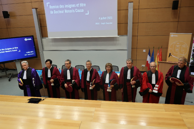 華南理工大學(xué)校長、北京化工大學(xué)先進(jìn)彈性體材料研究中心學(xué)術(shù)帶頭人張立群院士榮獲法國洛林大學(xué)頒發(fā)的榮譽(yù)博士學(xué)位。該榮譽(yù)是對張立群院士在橡膠材料科學(xué)與工程領(lǐng)域杰出貢獻(xiàn)的高度認(rèn)可，也是他促進(jìn)中法高校合作取得的顯著成果的體現(xiàn)。