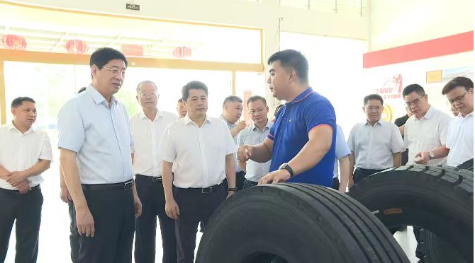 廣西自治區(qū)人大常委會(huì)副主任、桂林市委書記周家斌率自治區(qū)調(diào)研服務(wù)小組一行，于7月13日蒞臨廣西新桂輪橡膠有限公司(簡稱：新桂輪公司)進(jìn)行考察調(diào)研。