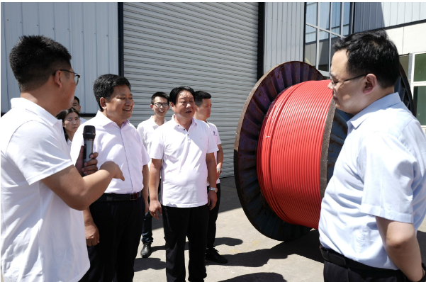 觀摩過程中，鞏義市委書記袁聚平對華星電纜在工業(yè)5G智能化、數(shù)字化、信息化方面的成果給予了高度肯定，并強調傳統(tǒng)制造企業(yè)要勇于創(chuàng)新、敢于突破，提升工業(yè)制造業(yè)的技術裝備水平，實現(xiàn)研發(fā)和信息化數(shù)字化的全面升級。