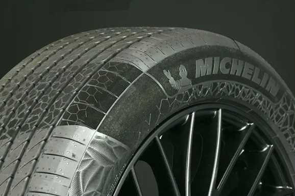 米其林公司以一款含45%可持續(xù)材料的輪胎榮獲“底盤、車身和外觀”領(lǐng)域的2023汽車創(chuàng)新獎。該獎項(xiàng)是由普華永道和德國汽車管理中心聯(lián)合頒發(fā)的，旨在表彰在汽車工程領(lǐng)域取得尖端創(chuàng)新成果的企業(yè)。