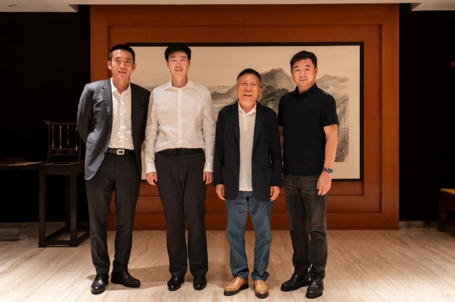 江蘇興達(dá)鋼簾線有限公司副總經(jīng)理劉濤攜杭友明一行蒞臨華勤集團(tuán)進(jìn)行考察交流。華勤集團(tuán)黨委書記牛宜順與總經(jīng)理牛飛熱情接待了這次重要的訪問。