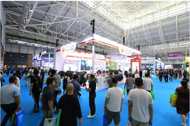 展覽會現(xiàn)場，各企業(yè)展示了橡膠技術產業(yè)創(chuàng)新成果、橡膠機械與檢測設備、橡膠原材料、非輪胎橡膠制品、橡膠化學品等領域的新產品和新裝備，吸引了海內外觀眾共計106564人次，采購團85家，創(chuàng)下歷史新高。