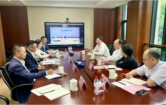 卡博特公司執(zhí)行副總裁、高性能材料業(yè)務(wù)總裁、亞太區(qū)總裁朱戟率領(lǐng)代表團(tuán)與華誼集團(tuán)黨委書記、董事長顧立立等相關(guān)領(lǐng)導(dǎo)進(jìn)行了一次重要的會晤。雙方在友好的氛圍中深入探討了進(jìn)一步加強(qiáng)合資項目的運(yùn)營與業(yè)務(wù)合作，以及未來潛在合作機(jī)會等關(guān)鍵議題。
