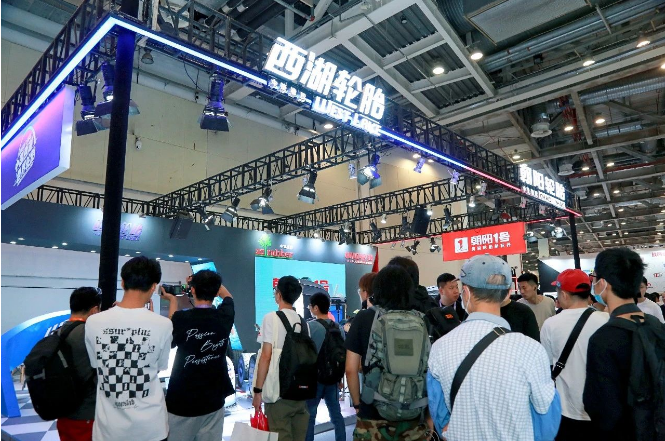 除了傳統(tǒng)汽車領域的產品，朝陽、西湖旗下的1號EV PRO也在展會首次展出，作為面向高端新能源市場推出的旗艦系列輪胎，1號EV PRO集結科技智慧，重新定義性能高度，外形出眾，性能非凡，實力圈粉展會現(xiàn)場觀眾。