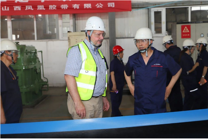 康迪泰克集團(tuán)亞太工業(yè)解決方案事業(yè)群運(yùn)營負(fù)責(zé)人Frank Riechers和運(yùn)營財務(wù)控制負(fù)責(zé)人Chris Heelan到山西鳳凰膠帶有限公司黎城西仵生產(chǎn)基地進(jìn)行實地考察和調(diào)研。