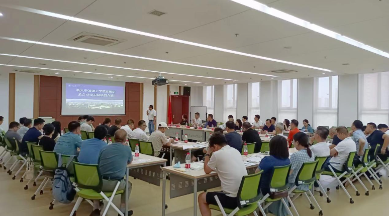 在本次會議上，浙大寧波理工學院的郝志丹主任為與會企業(yè)家們分享了《學院發(fā)展史及企業(yè)學習會項目介紹》的專題內(nèi)容，進一步加深了他們對于在當前新經(jīng)濟形勢下，練好內(nèi)功是企業(yè)穩(wěn)步發(fā)展的基礎(chǔ)的認識，從而助推企業(yè)發(fā)展。