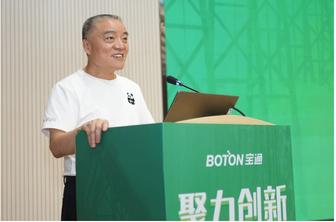 寶通科技董事長包志方在致辭中強(qiáng)調(diào)了寶通在全球化戰(zhàn)略下取得的成就和全球合作的重要性。他指出，可持續(xù)發(fā)展已成為寶通使命的核心要素和戰(zhàn)略的重要組成部分。在講話中，包總還談到了全球氣候變化、資源短缺等挑戰(zhàn)，以及政府和國際組織對可持續(xù)發(fā)展的重視。他強(qiáng)調(diào)了供應(yīng)鏈可持續(xù)發(fā)展的重要性，強(qiáng)調(diào)只有與所有利益相關(guān)方一道，齊心協(xié)力，深度協(xié)同，互相賦能，以更可持續(xù)的科技與商業(yè)行為，才能提升供應(yīng)鏈整體質(zhì)量，開創(chuàng)更新的格局。