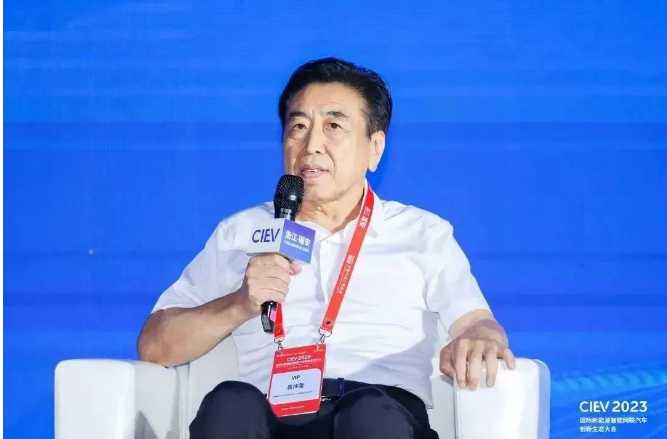 除袁仲雪外，賽輪集團(tuán)PCR配套總監(jiān)汪永祥也受邀參加了供應(yīng)鏈協(xié)同發(fā)展論壇等會議。這次大會為國際新能源智能網(wǎng)聯(lián)汽車產(chǎn)業(yè)領(lǐng)域的交流合作提供了難得的機(jī)遇，參會專家學(xué)者紛紛表示，將共同致力于推動新汽車產(chǎn)業(yè)的健康發(fā)展，為建設(shè)更加清潔、綠色的交通出行貢獻(xiàn)力量。