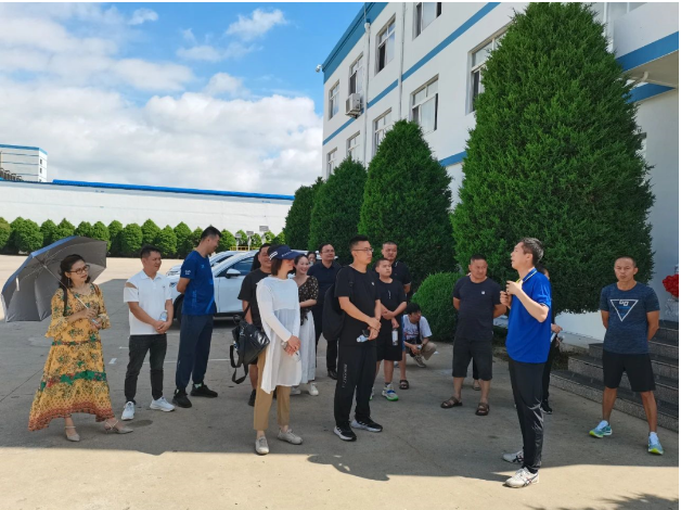 福建廈門智安同貿(mào)易有限公司總經(jīng)理肖曉軍攜帶20余名線下經(jīng)銷商實地參觀大連輪胎有限公司。