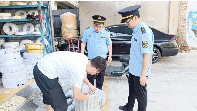 ，膠州市市場監(jiān)管局正在積極采取多項措施，旨在推動全市電線電纜行業(yè)的行風(fēng)建設(shè)和產(chǎn)品質(zhì)量的安全意識。針對此目標(biāo)，該局從壓緊壓實企業(yè)責(zé)任、加強監(jiān)督檢查、強化質(zhì)量控制、普法宣傳和綜合監(jiān)管等方面入手，全力推進電線電纜行業(yè)的良性發(fā)展。