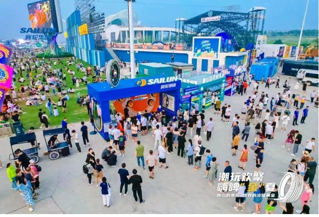 青島國際啤酒節(jié)一直以來都是青島的超級城市IP，也成為了亞洲最大的啤酒盛會。本屆啤酒節(jié)的主題是“開放”，與賽輪集團的品牌發(fā)展路徑相契合。二十余年來，賽輪集團始終以開放的姿態(tài)融入世界潮流，與全球接軌。誠邀各方游客來到賽輪集團嘉年華現(xiàn)場，一同與“自帶光環(huán)”的液體黃金輪胎相會，與來自五湖四海的好友舉杯，感受啤酒的激情、青島的熱情，以及賽輪集團的真情!