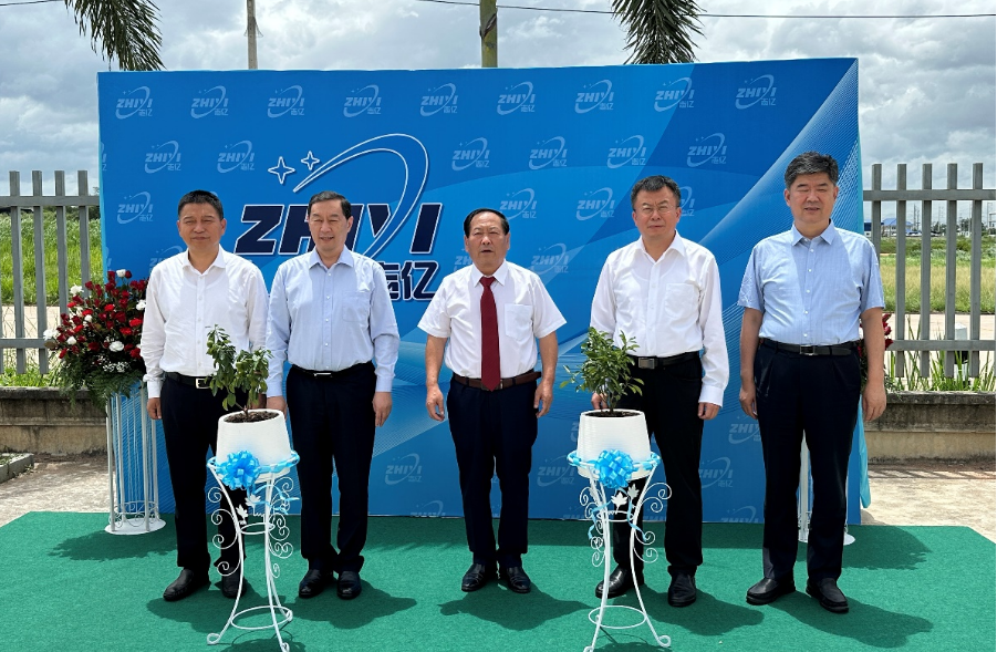 河北省省委常委、石家莊市委書記張超超一行實(shí)地考察了志億鋅業(yè)集團(tuán)在泰國(guó)的生產(chǎn)基地。在交流會(huì)上，張超超書記鼓勵(lì)企業(yè)充分發(fā)揮自身優(yōu)勢(shì)，積極推動(dòng)內(nèi)地企業(yè)“走出去”、做大做強(qiáng)做優(yōu)。