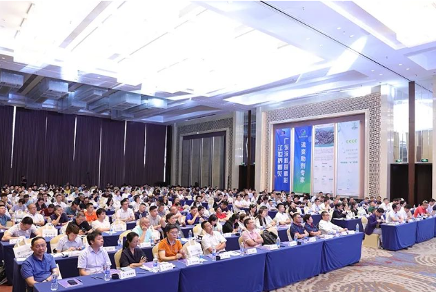 廣東江門于7月27日至28日舉辦了2023廣東涂料產(chǎn)業(yè)高質(zhì)量發(fā)展大會，本次大會以“守正創(chuàng)新 提質(zhì)增效”為主題。來自涂料行業(yè)的代表齊聚江門，共同探討行業(yè)未來發(fā)展方向。其中，東莞大寶化工制品有限公司在大會上斬獲兩項(xiàng)殊榮。