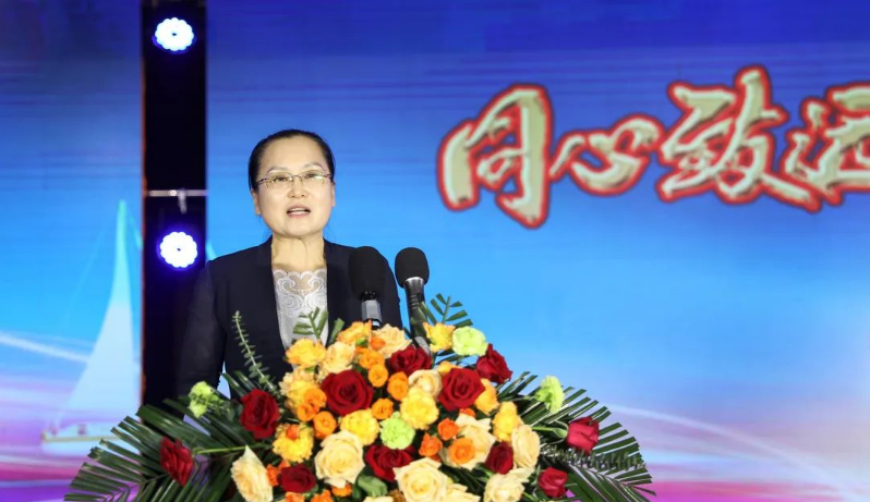 姜妍在致辭中指出，過(guò)去十年是豐源輪胎公司打基礎(chǔ)、謀長(zhǎng)遠(yuǎn)的十年。今后，該公司將積極學(xué)習(xí)國(guó)家級(jí)和世界級(jí)輪胎企業(yè)的先進(jìn)經(jīng)驗(yàn)，為全區(qū)全市的“強(qiáng)工興產(chǎn)、轉(zhuǎn)型突圍”貢獻(xiàn)更大力量。