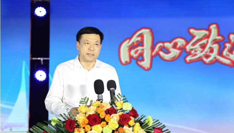 侯宇剛在致辭中指出，豐源輪胎公司重組投產(chǎn)10周年是企業(yè)發(fā)展史上的一個(gè)里程碑，具有巨大的變革意義。面對(duì)當(dāng)前新形勢(shì)和任務(wù)，豐源輪胎公司努力抓住新能源汽車(chē)快速發(fā)展和資本市場(chǎng)深刻變革的機(jī)遇，致力于成為中國(guó)橡膠工業(yè)的標(biāo)桿企業(yè)。